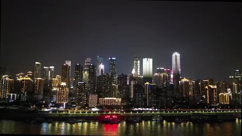 Horizonte nocturno panorámico de Chongqing: luces de la ciudad en 4K reflejadas en el río
