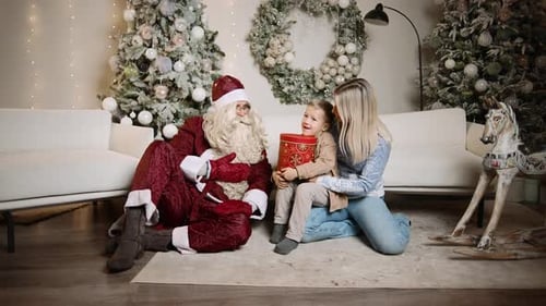 Momentos especiais com o Papai Noel enquanto a família aproveita as festividades de Natal em um estúdio aconchegante