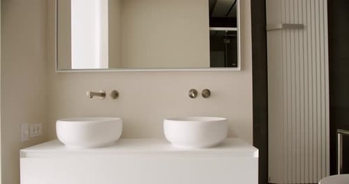 Lifestyle Weiße minimalistische Badewanne Sauberes Zimmer und gemütliche Wohnung