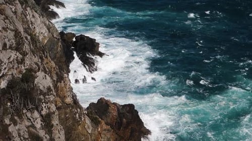 olas fuertes chocan contra acantilados rocosos durante la marea alta, tiro a cámara lenta