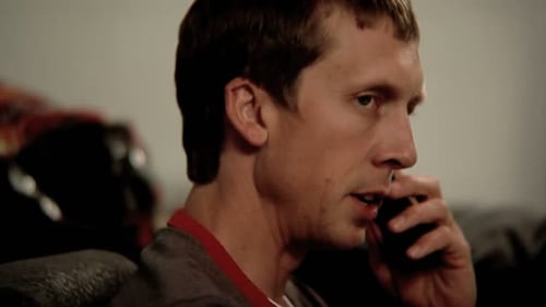 Hombre preocupado escuchando el teléfono celular de un adulto