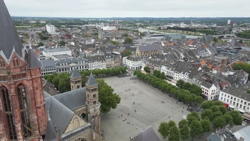 Vista aérea de la ciudad de Maastricht con su icónica torre de la iglesia en el horizonte