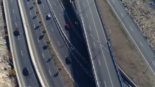 Aerovideo : avion sans pilote survolant l'autoroute inter-États gratuite avec des machines au printemps....