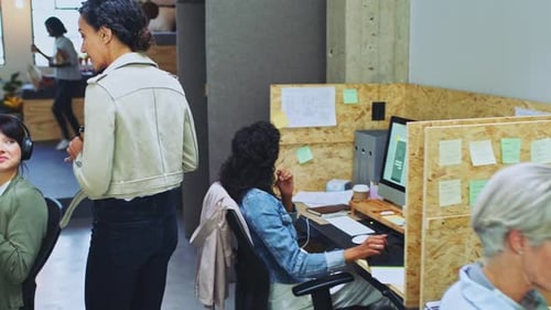 Líder, empresária e mulher de negócios andando em um escritório ocupado para gestão