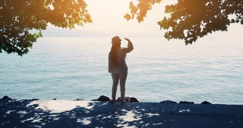 Retrato de estilo de vida feliz de una mujer despreocupada en un destino de vacaciones