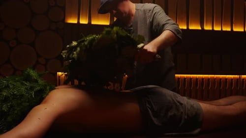 Atendente de banho profissional vaporizando cliente masculino no centro de spa, casa de banho tradicional para relaxar