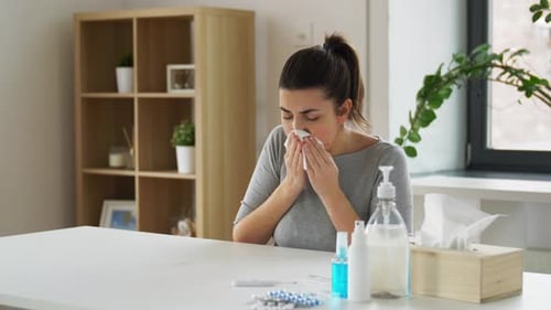 Joven enferma con gripe que tose y estornuda en casa durante la pandemia de coronavirus