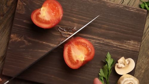L'homme hache des légumes et prépare des légumes frais tranchés pour le jardin