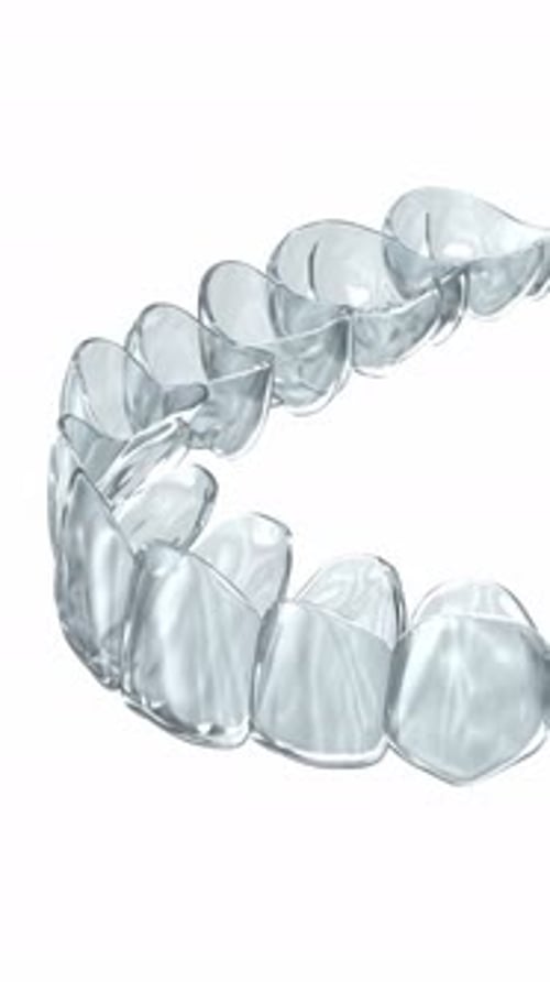 Aparatos
ortopédicos Invisalign o retenedor invisible sobre blanco. Animación dental 3D