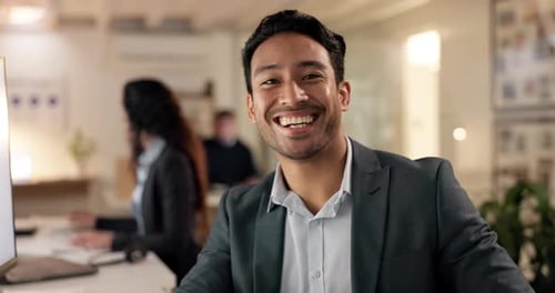 Heureux, homme d'affaires et travaillant sur ordinateur, bureau et bureau pour le marketing numérique