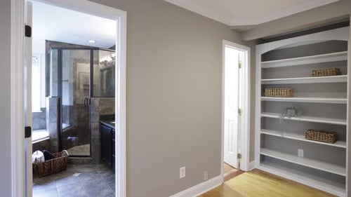 Luxuriöses Badezimmer mit Badewanne und Duschwanne. Leerzeichen kopieren.