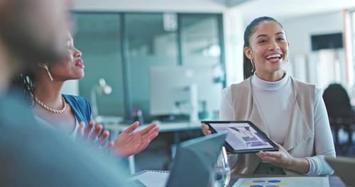 Aplausos, pessoas felizes ou de negócios com tablet em reunião para o crescimento da empresa