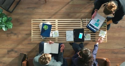 Velocidade, colaboração e reunião da equipe de funcionários de negócios na estratégia de marketing