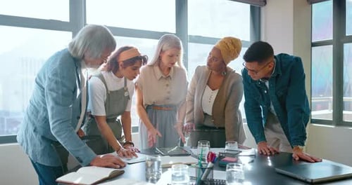 Documentos, reunião e equipe de startup em workshop para planejamento estratégico ou projeto financeiro