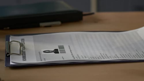 La mano de un oficial de inmigración desconocido coloca el sello de aprobación en la solicitud de visa