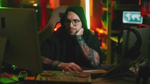 Hacker escrevendo código decifrando código Programador de computador com capuz quebra sistema usando computador no escuro