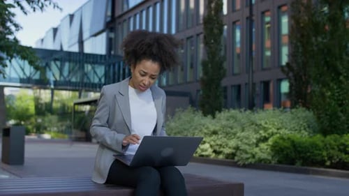 Empresária frustrada reagindo a um erro no laptop