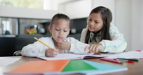 Niña, hermana y ayuda o apoyo con los deberes, el aprendizaje y la escritura en un cuaderno educativo