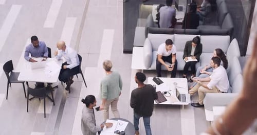 Empresária, telefonema e networking no escritório, palestrando e comunicando sobre tecnologia