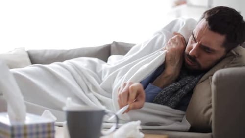 Montaje sobre la gripe para hombres enfermos en casa