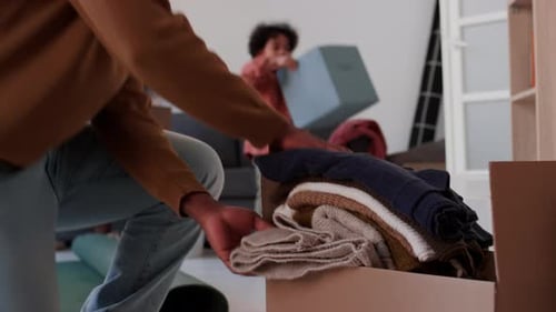 Família desempacotando pertences após se mudar para uma nova casa