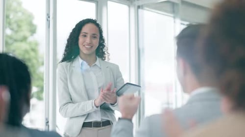 Palestrante, multidão e empresários aplaudem, comemoram e sorriem pela conquista