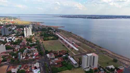 Vista aérea de Encarnación, Paraguay: frente al mar y paisaje urbano