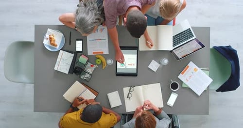 Planejamento, tablet ou pessoas de negócios com tecnologia para reuniões de negócios