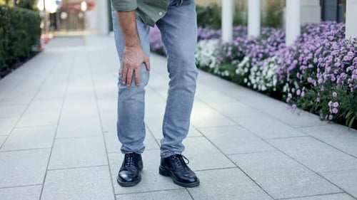 Homem com dor no joelho na cidade