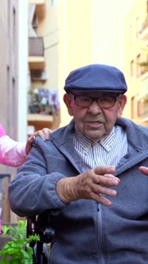 Enfermera y ancianos en un jardín de un geriátrico