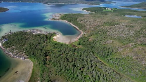 Vista aérea de la pintoresca naturaleza noruega