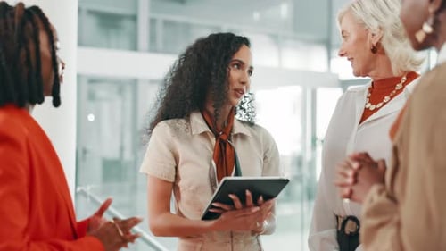 Grupo, discussão e mulheres com tablet, negócios e colaboração para campanhas publicitárias e colegas