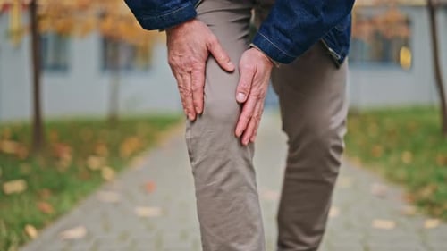 Pessoa idosa sente dor no joelho ao caminhar