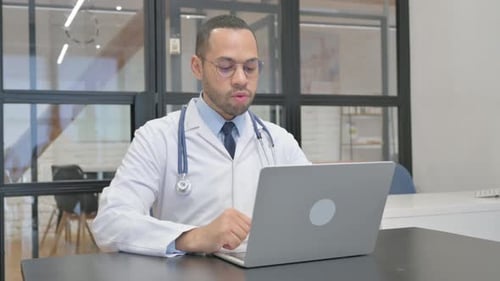 Vídeo chat en línea realizado por un médico hispano