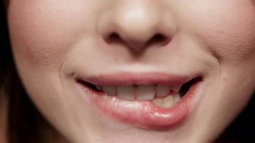 Macro de la partie inférieure sexy du visage d'une femme filmée en studio