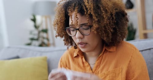 Alergia, estornudos y mujer enferma que se suena la nariz, se limpia y controla la sinusitis