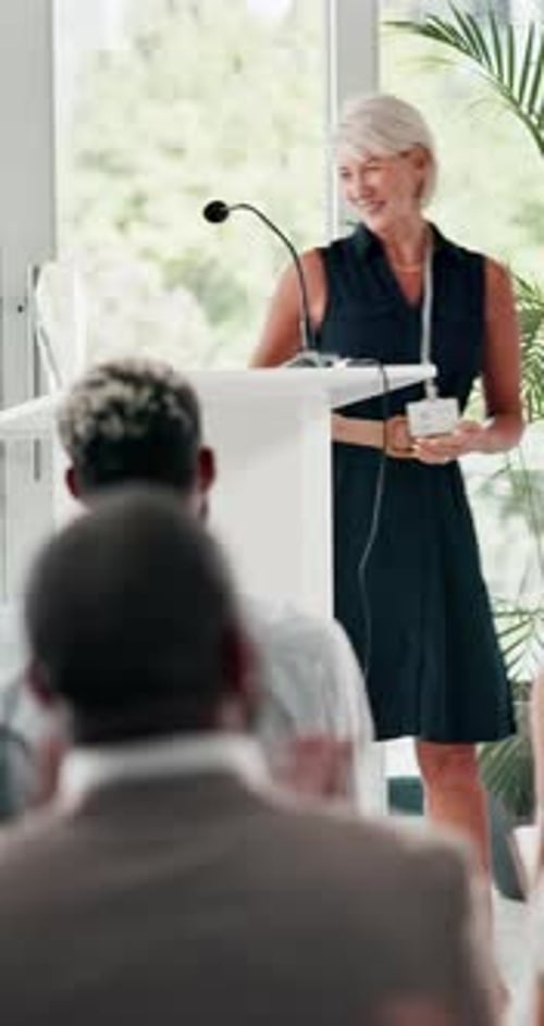 Mulher executiva, pódio e aperto de mão com o público para premiação, reunião ou promoção em comemoração