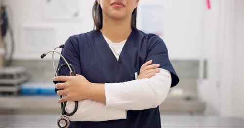Mujer, manos y médico de brazos cruzados con estetoscopio para una atención médica profesional