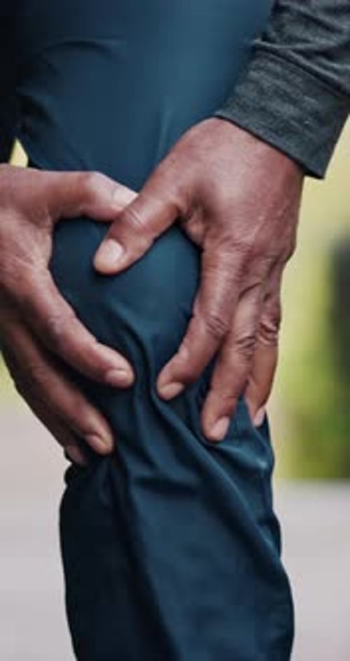 Ao ar livre, dores nos joelhos e mãos maduras com condicionamento físico, lesões e cansaço com fadiga