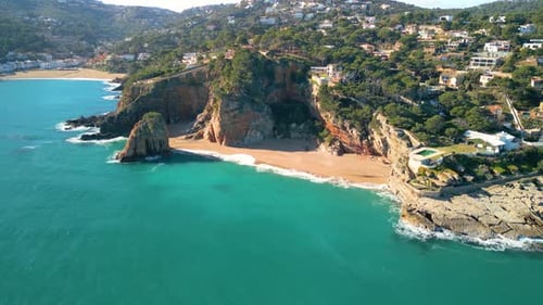 vistas aéreas impressionantes da praia de Illa Roja, na Costa Brava de Girona, praia, nudista naturista, Be