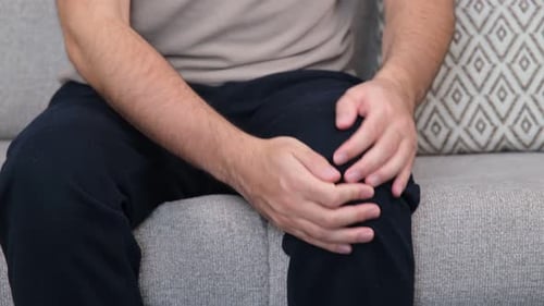 dor no joelho da pessoa