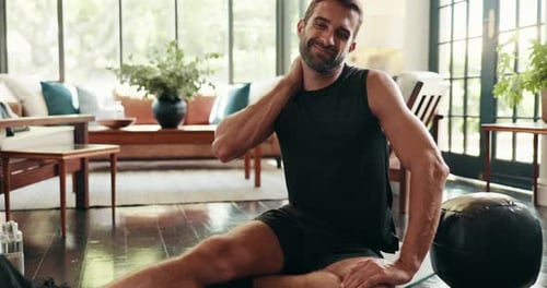 Hogar, hombre y lesión con dolor de cuello después de hacer ejercicio, actividad física o calambres por tensión muscular