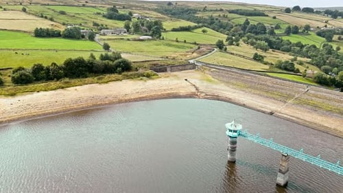 Imagens aéreas do Reservatório Leeming. Filmado em West Yorkshire, Inglaterra.