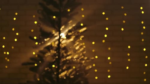 Presente de Natal oferecido pelo Papai Noel perto de uma árvore decorada