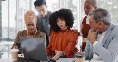 Equipe, empresários e conversa com laptop, brainstorming para campanha publicitária