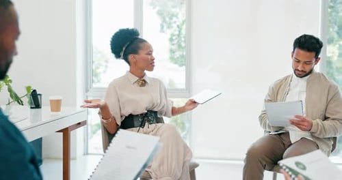 Empresários, conversando ou aplaudindo em reunião de sucesso, treinamento ou workshop sobre crescimento de escritórios