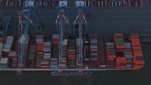 Centro de transporte marítimo com operações de contêineres industriais