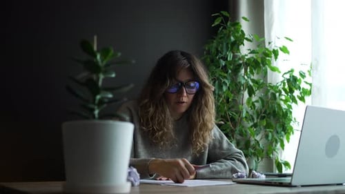 Jovem mulher ficando frustrada trabalhando no escritório doméstico