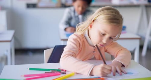 Lección, niña o estudiantes en un aula, escritura o conocimiento con productividad