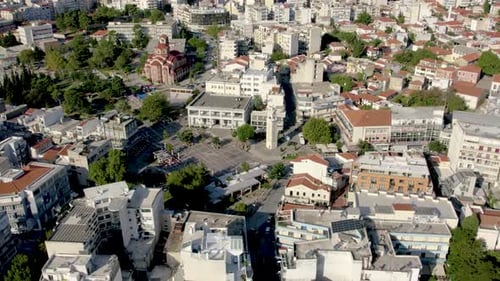 Foto aérea del punto de interés de la plaza central y la torre del reloj de Xanthi, centro de la ciudad y plaza central Vi